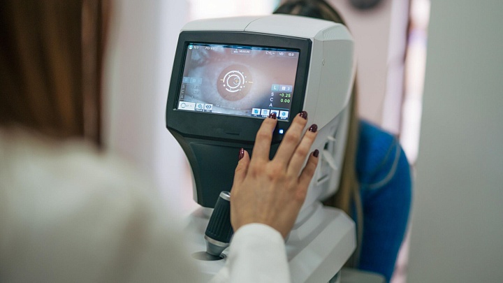 В Омске врач обнаружила червя-паразита в глазу у пациентки